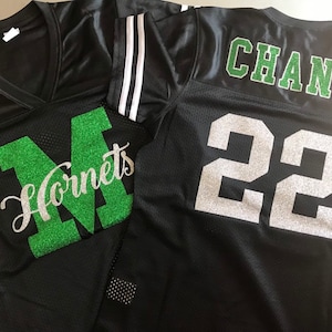 Personalisiertes Frauen-Fußballtrikot - Team-Buchstabe und Name auf der Vorderseite und Name/Nummer auf der Rückseite