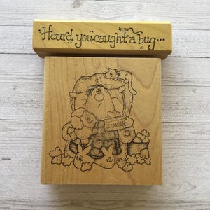 2er Set Vintage Artistic StampExring "Sick" + ""Heard You Caught a Bug"" Holzmontierter Stempel/Gute Besserung"