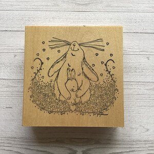 Selos Acontecem Dois Coelhinhos em Flores Carimbo de Borracha Montado em Madeira/Páscoa/Usado