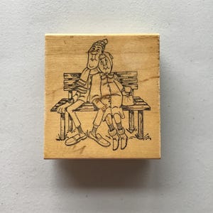 Timbro in gomma montato su legno con impressioni artistiche vintage, coppia su panchina/inverno/autunno/usato