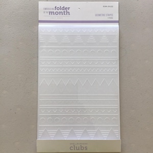 Könnte beinhalten: Eine transparente Prägemappe mit geometrischen Streifenmustern. Das Design umfasst Dreiecke, Kreise und Linien. Der Text "EMBOSSING folder of the month" und "GEOMETRIC STRIPES" sind sichtbar. Der Markenname "Spellbinders Clubs" wird ebenfalls angezeigt.