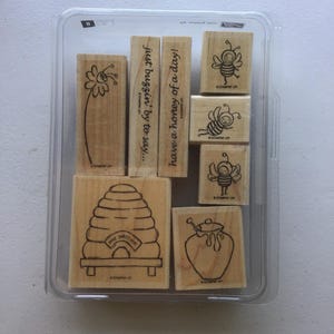 Zestaw Vintage Stampin&#39; Up! &quot;Just Buzzin&#39; By&quot; 8 gumowych stempli montowanych na drewnie/Pszczoły/Używane