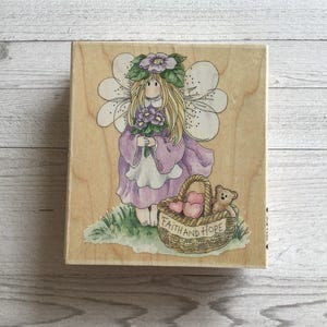 Stamps Happen ""Violet"" Stempel mit Holzaufhängung/Feen/Mystisch/Gebraucht."