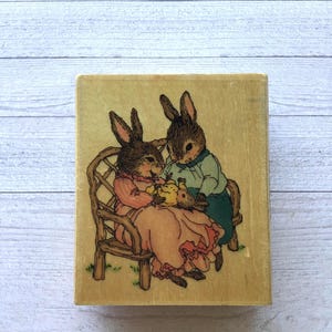 Begeerde/Vintage Uptown-stempels Holly Pond Hill Bunny "Our New Baby" op hout gemonteerde rubberen stempel/tweedehands