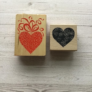 Vintage Menge 2 solide Herzen mit Details Holz montiert Stempel/Valentinstag/Liebe/Gebraucht