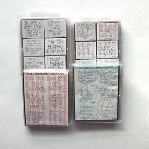 Op de afbeelding: Vier sets rubberen stempels in doorzichtige plastic cases. De stempels bevatten verschillende handgeschreven sentimenten en zinnen, waaronder "Happy Birthday", "Friendship Garden" en "For My Special Friend". De stempels zijn in zwarte inkt.
