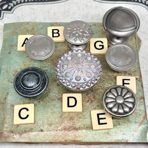 Może przedstawiać: Biały ceramiczny kubek z czarnym uchem i napisem "But First, Coffee" czarną, pogrubioną czcionką. Kubek ma około 10 cm wysokości i mieści około 350 ml płynu. Idealny do porannej kawy.