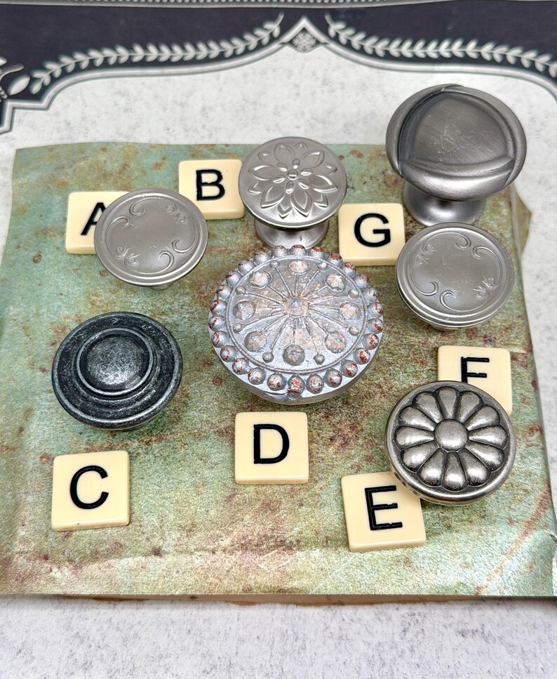 Może przedstawiać: Biały ceramiczny kubek z czarnym uchem i napisem "But First, Coffee" czarną, pogrubioną czcionką. Kubek ma około 10 cm wysokości i mieści około 350 ml płynu. Idealny do porannej kawy.