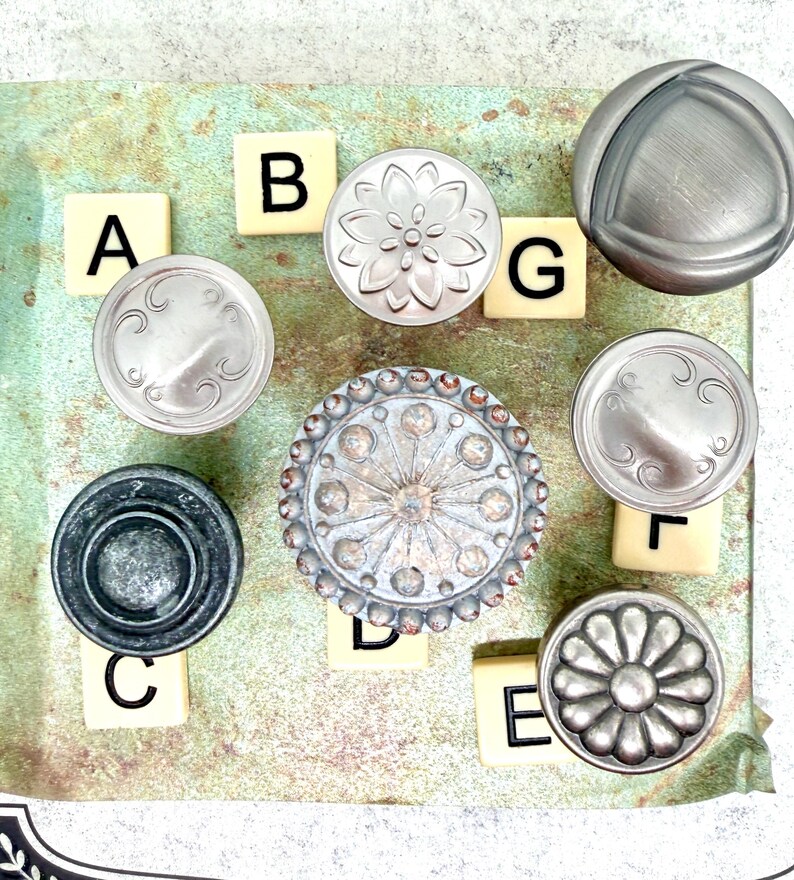 Może przedstawiać: Zestaw trzech ceramicznych kubk&oacute;w z nakrapianym, matowym wykończeniem. Kubki są w odcieniach kremowym, jasnoszarym i ciemnoszarym. Każdy kubek ma prosty, minimalistyczny design, idealny do kawy lub herbaty.