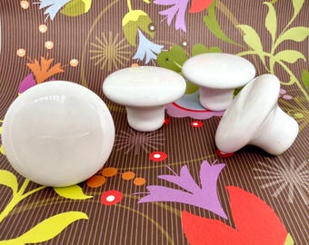 Tiradores de porcelana blanca vintage: estilo mediados de siglo, con forma de seta/Se venden individualmente.