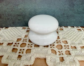 Tiradores vintage de porcelana blanca de mediados de siglo: Base ancha clásica, para cómoda, armario o alacena / Se venden individualmente.