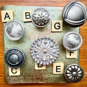 Może przedstawiać: Rustykalny drewniany szyld z napisem "Welcome to our home" w białych literach. Szyld ma postarzaną powierzchnię i prosty, zapraszający design.