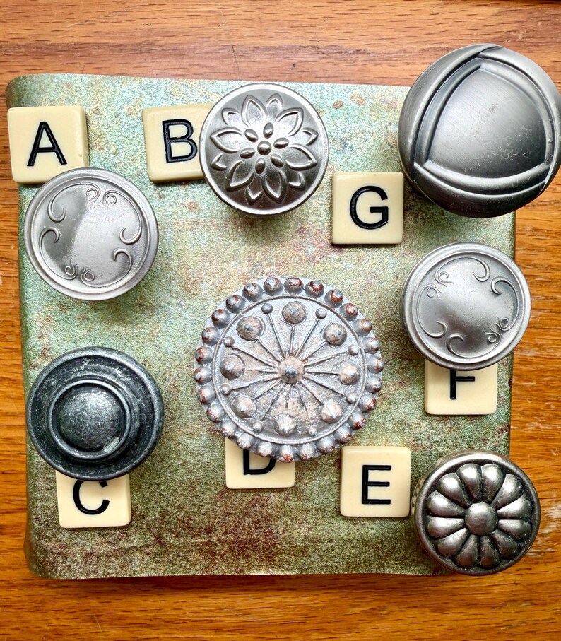 Może przedstawiać: Rustykalny drewniany szyld z napisem "Welcome to our home" w białych literach. Szyld ma postarzaną powierzchnię i prosty, zapraszający design.