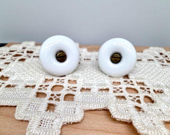 Tiradores vintage de porcelana blanca en forma de rosquilla: fabricados en Japón. Ideales para cómodas, armarios y alacenas. Se venden individualmente.