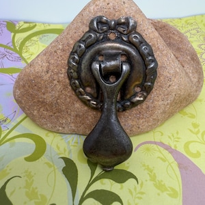 Antique Brass Teardrop Pendant Drop Pulls with Victorian, Ribbon & Bow, Rococo Backplate/Sold Individually