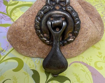 Antique Brass Teardrop Pendant Drop Pulls with Victorian, Ribbon & Bow, Rococo Backplate/Sold Individually
