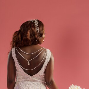Gelaagde bruidsparel en zilveren achtergrondketting voor lage rug open rug trouwjurk jurk coverup sieraden backdrape bevestigbare schouderketting afbeelding 3