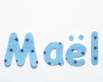 Appliqués thermocollants prénom personnalisable de 4 lettres (Maël) en tissus bleu ciel étoilé.