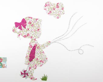 Appliqués thermocollants Baptême Arbre à empreintes figurant une petite fille tenant des fils en liberty Éloïse rose et flex pailleté