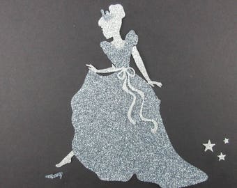 Appliqués thermocollants Cendrillon et sa pantoufle de verre en flex pailleté argent et gris, patch à repasser iron on glittery fabrics