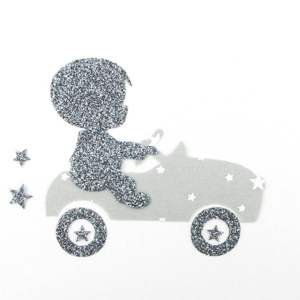 Appliqués thermocollants Petit garçon sur une voiture en tissu gris clair étoilé et flex pailleté motif thermocollant patch à repasser