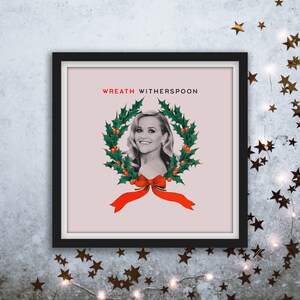 Puede incluir: Una impresión enmarcada con un fondo rosa que presenta una foto de Reese Witherspoon dentro de una corona de acebo verde con un lazo rojo. El texto "Wreath Witherspoon" está impreso en rojo en la parte superior de la impresión.