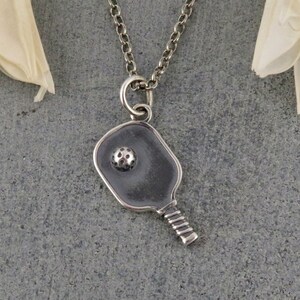 Collar de Pickleball / Colgante de Pickleball de plata de ley / Collar con dije de Pickleball de plata / Colgante de raqueta de Pickleball / Regalo para amantes del Pickleball