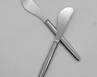 Pair of MCM Stainless Steel KALMAR Design Butter Cheese Spreaders, Made in Italy, 5 3/4"