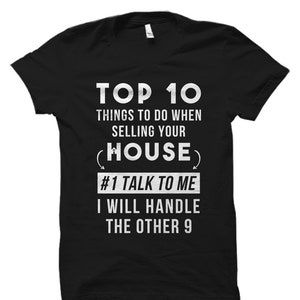 Op de afbeelding: Zwart T-shirt met witte tekst die luidt: "TOP 10 THINGS TO DO WHEN SELLING YOUR (HOUSE) #1 TALK TO ME I WILL HANDLE THE OTHER 9"