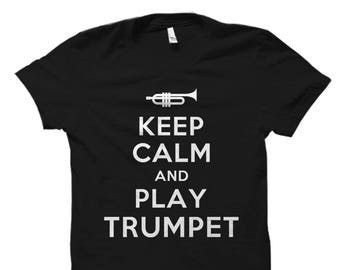 Bleib ruhig und spiele Trompete Shirt. Trompete T-Shirt. Trompetenspieler Geschenk. Trompete Geschenk. Trompete Instrument Shirt. Band Shirt Jazz Shirt #OS768