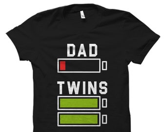 Könnte beinhalten: Schwarzes T-Shirt mit weißem Text, der "DAD" lautet, mit einem roten Akkusymbol, das fast leer ist. Unter dem Text steht "TWINS" mit zwei grünen Akkusymbolen, die voll sind.