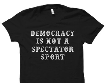 La democracia no es una camiseta deportiva para espectadores. Camisa de la democracia. Camisa demócrata. Regalo demócrata. Camisa liberal. Regalo liberal. #OS2005 político