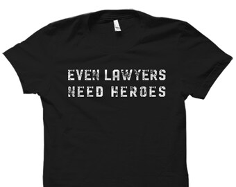 Kanzlei Geschenk. Rechtsbeistand Shirt. Paralegal Geschenk. Rechtshelfer Shirt. Rechtsreferendar Geschenk. Jura Geschenk. Anwälte brauchen Helden #OS5872