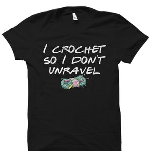 Puede incluir: Camiseta negra con texto blanco que dice "Tejido a crochet para no deshacerme". Una peque&ntilde;a ilustraci&oacute;n de un ovillo de lana con un gancho de crochet est&aacute; debajo del texto.