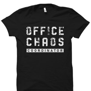 Puede incluir: Camiseta negra con texto blanco que dice "Office Chaos Coordinator".