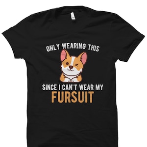 K&ouml;nnte beinhalten: Schwarzes T-Shirt mit einem Cartoon-Corgi, der ein Auge zuzwinkert, und dem Text "Ich trage nur das, weil ich meinen Pelzmantel nicht tragen kann."