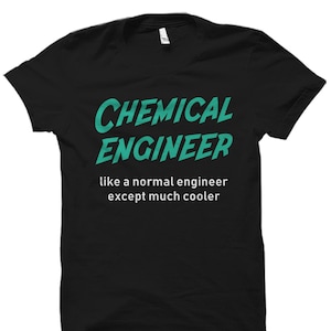 Puede incluir: Camiseta negra con el texto "CHEMICAL ENGINEER like a normal engineer except much cooler" en verde turquesa.