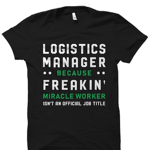 Puede incluir: Camiseta negra con texto blanco que dice "Logistics Manager... Because Freakin' Miracle Worker Isn't An Official Job Title". El texto "Because Freakin'" está en verde.