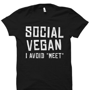 Puede incluir: Camiseta negra con texto blanco que dice "Social Vegan I Avoid "Meet""