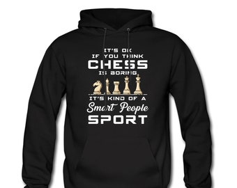 Può includere: Felpa con cappuccio nera con testo bianco che recita "It's ok if you think chess is boring. It's kind of a smart people sport." Il testo è circondato da una grafica di pezzi degli scacchi.