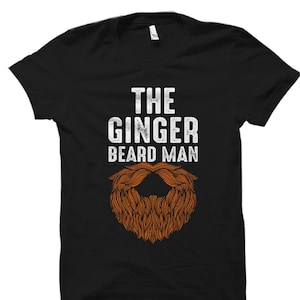 Puede incluir: Camiseta negra con texto blanco que dice "The Ginger Beard Man" y un gráfico de una barba roja.