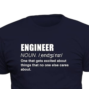 Könnte beinhalten: Ein marineblaues T-Shirt mit weißem Text, der lautet: "ENGINEER NOUN. /endʒɪ'nɪr/ One that gets excited about things that no one else cares about."