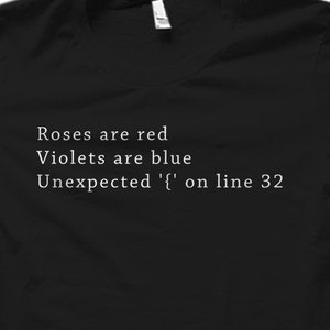 Puede incluir: Camiseta negra con texto blanco que dice "Roses are red, Violets are blue, Unexpected '{' on line 32".
