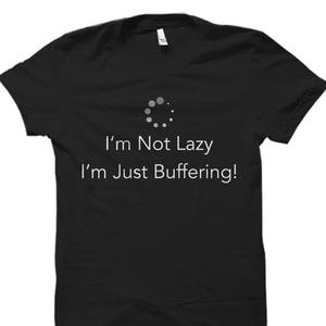 Könnte beinhalten: Schwarzes T-Shirt mit einem weißen Ladekreis-Motiv und dem Text "I'm Not Lazy I'm Just Buffering!"