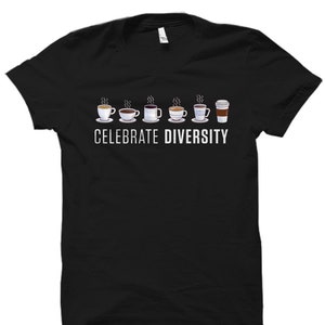 K&ouml;nnte beinhalten: Schwarzes T-Shirt mit einer wei&szlig;en Grafik von sechs verschiedenen Kaffeetassen und dem Text "Celebrate Diversity".