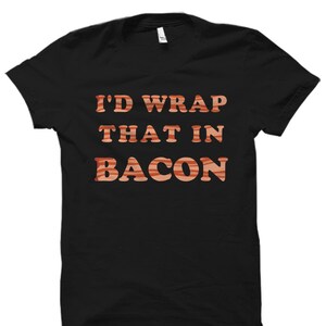 K&ouml;nnte beinhalten: Schwarzes T-Shirt mit dem Text "I'd wrap that in bacon" in orangefarbenen Buchstaben.