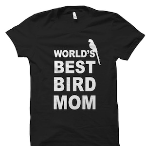 Puede incluir: Camiseta negra con texto blanco que dice "World's Best Bird Mom" y una silueta de un p&aacute;jaro.