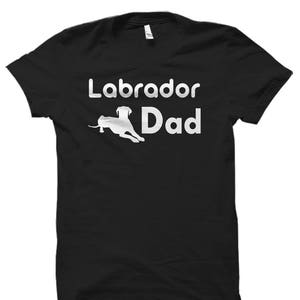 K&ouml;nnte beinhalten: Schwarzes T-Shirt mit wei&szlig;em Text "Labrador Dad" und einer Silhouette eines Labrador Retrievers.