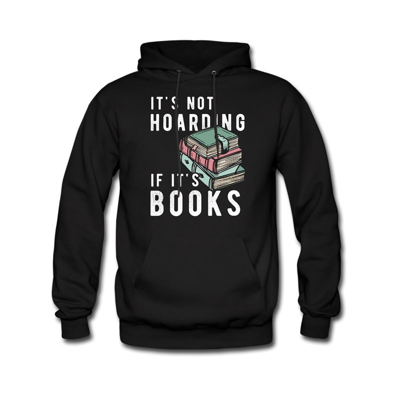 Puede incluir: Sudadera con capucha negra con el texto "No es acaparar si son libros" y una pila de libros en el centro del texto.