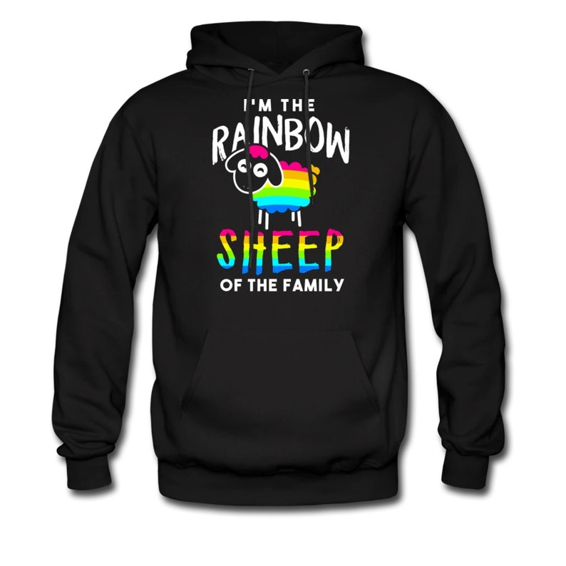 Op de afbeelding: Zwart hoodie met een regenboog schaap afbeelding en de tekst "Ik ben het regenboog schaap van de familie".